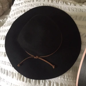  - Svart filthatt, använd en gång. 