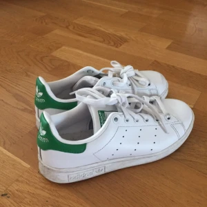  - Stan Smith säljes pga att de är för små för mig. Använde dom bara några veckor så de är i bra skick. Storlek 36,5 men den här modellen verkar vara liten i storleken. Skulle säga att de är mer som storlek 36. 