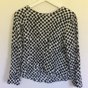  - Tunnare tröja med lite n öppning i ryggen