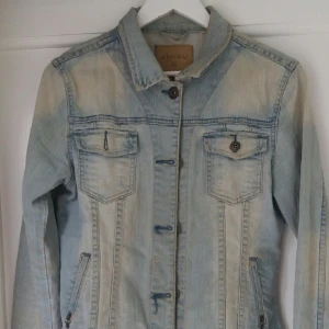  - Ljus jeansjacka i stl 40. 