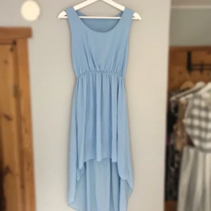  - Superfin ljusblå/babyblå klänning med längre bakfall. Finns ingen lapp, men passar både XS och S!