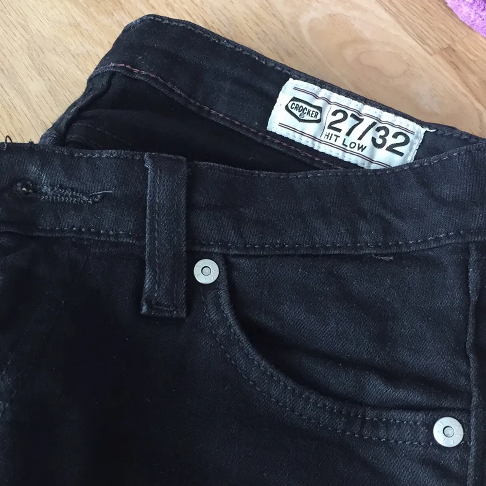 Svarta jeans i låg midja från märket Crocker/JC. Storleken är 27/32.. Jeans & Byxor.