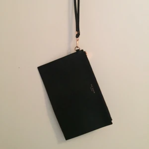  - Ted Baker väska i svart läder Köpt i London 2016 Sparsamt använd 