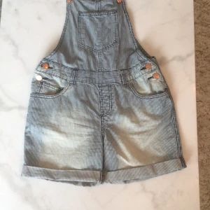  - Superfina hängselbyxor! Material i jeans med slitningar på båda främre benen, och en ficka mitt på. Som NYA Använda ca 2 ggr.