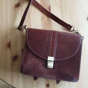  - Superfin liten läderväska med kort axelband. Lite sliten men fin. 