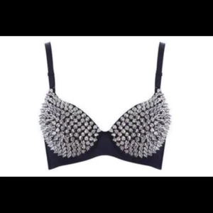  - Bh med nitar. Aldrig använd. Stl: 38/85. Djur och rökfritt