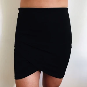  - Kjol från Gina Tricot med omlott.  Säljes för 80kr inkl frakt.  Betalning sker via swish 