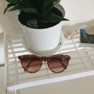  - Skit balla solglasögon