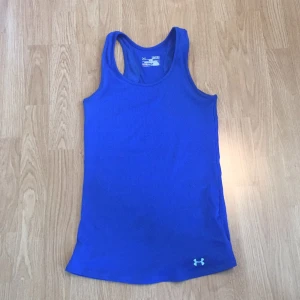  - Träningslinne från Under Armour. Köpt i USA. Knappt använd. Köparen står för frakten.