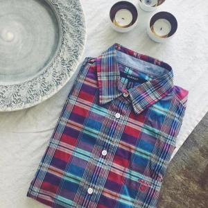  - Somrig skjorta från Gant. Rutig i glada färger och har en trekvarts lång arm. Present som alldeles för sällan kommer till användning. Köparen står för eventuell frakt 🌸