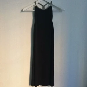  - Figurnära klänning med öppen rygg. Är en S men lite mer mot M 