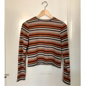  - En superball tröja med true 70's vibes i tidsenligt mönster! 💥💥💥Tunn, virkad med följsam passform. Storleken är märkt S men skulle säga att XS ger en mer rättvisande bild. Knappt använd. MONKI 😻