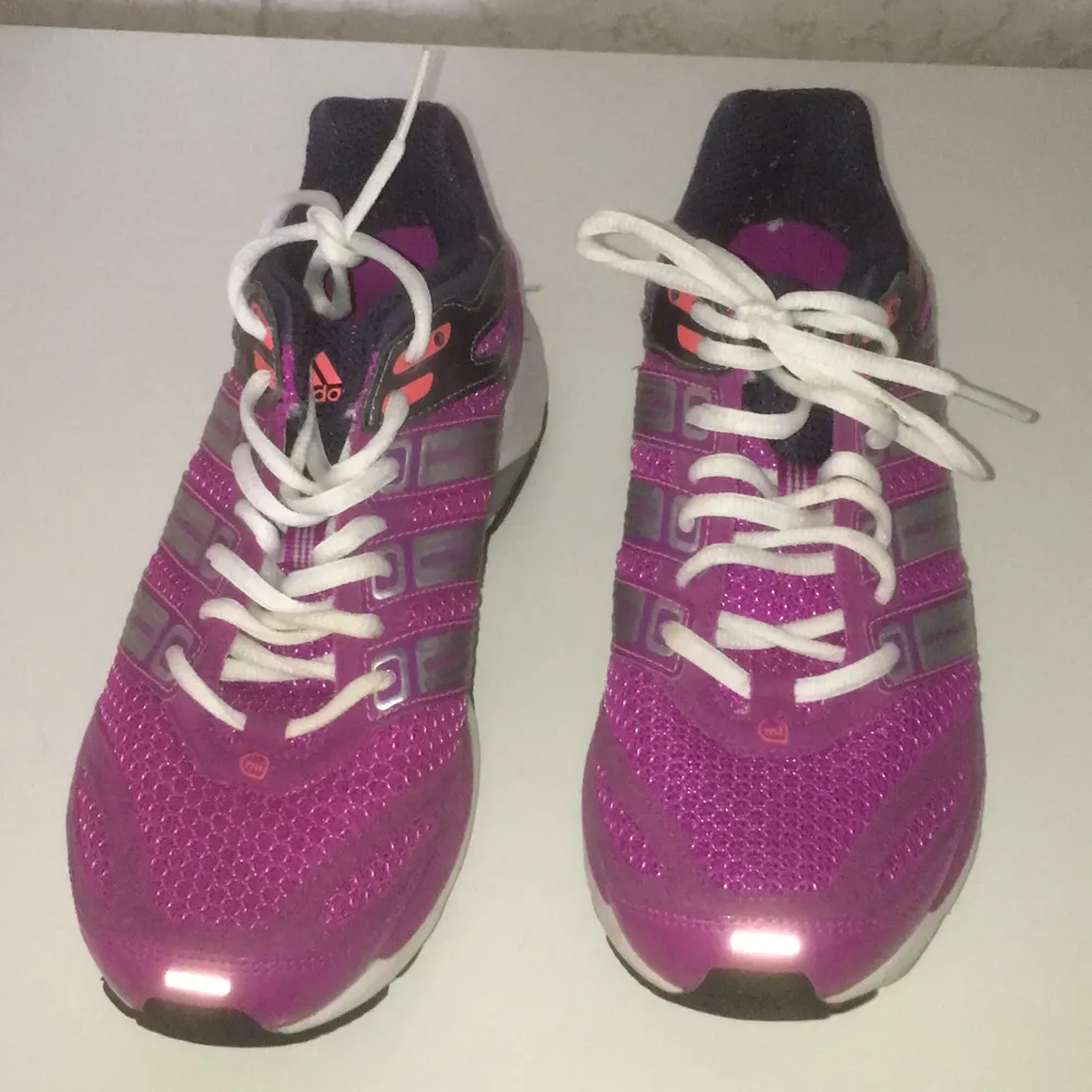 Snygga & fräscha adidas joggingskor. Fin lila färg med rosa och gråa detaljer. Köpta för några år sedan men använt 1/2ggr priset kan diskuteras. Fina och bekväma. Köpta för 399kr. Skor.