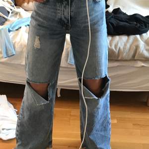 Wide leg Jeans med hål på knäna + slitning, jättefina verkligen, men använder inte så ofta 💓 nypris 600 säljer för 370 + frakt 