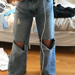 Slitna jeans - Wide leg Jeans med hål på knäna + slitning, jättefina verkligen, men använder inte så ofta 💓 nypris 600 säljer för 370 + frakt 