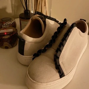 K.COBLER sneakers - K.COBLER ANAHEIM SNEAKERS VOLANG GRÅ. Använda 2 gånger. Köptes för 1000 kr. Högsta bud 430