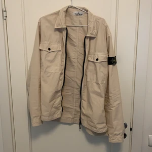Beige stone island overshrt - Storlek: XL (passar Large också), 9/10 skick. Pris kan diskuteras. Möts hela Stockholm!!