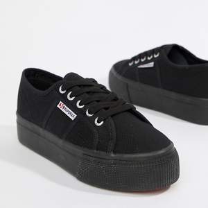Svarta superga skor i storlek 36. Endast använda 1 gång. 💕
