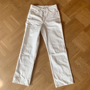 Weekday row jeans - Säljer dessa snygga jeans från weekday i modellen row. Använda max 3 gånger. Har tyvärr växt ur dom så kan inte skicka bild med dom på men googla weekday row jeans för mer bilder. 