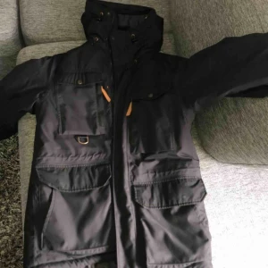  - Fjällräven jacka, använd en vinter. Fint skick!! Herrmodel och den är stor i storleken, passar för dem med storlek M-L. Nypris 5000kr.