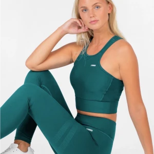 Tights från Stronger - Mörkgröna tights från Stronger, storlek XS. Aldrig andvända då storleken inte passade. Annars skönt material att röra sig i och hög midja. Dem finns inte längre att köpa utav i sortimentet.