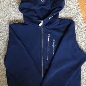 Sail racing kofta - Sail racing kofta i ett jättefint skick. Marinblå i 170 men passar på S/M, (unisex). Om undrar något kan du allti höra av dig