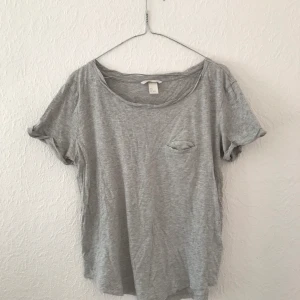 Topp - Grå t-shirt i oversize modell. Storlek S.