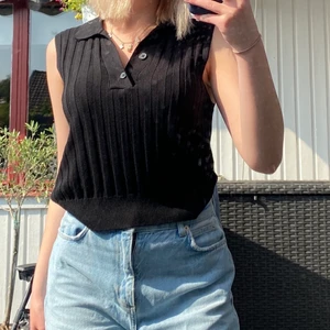 Stickad väst  - Skitfin att ha över en vit skjorta eller liknande. Köpte för 250, frakt ingår i priset. Använd endast 2 gånger, inte fläckar osv (smutsig spegel) 