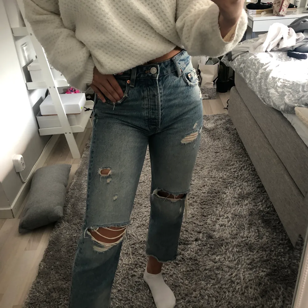 Blåa snygga jeans med slitningar från Zara!! Bra skick och snygg passform🥰 frakt ingår ej . Jeans & Byxor.