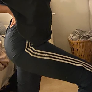 Vindbyxor från Adidas - Mörkblåa tunna vindbyxor köpta second hand. Dragkedja upp till låren