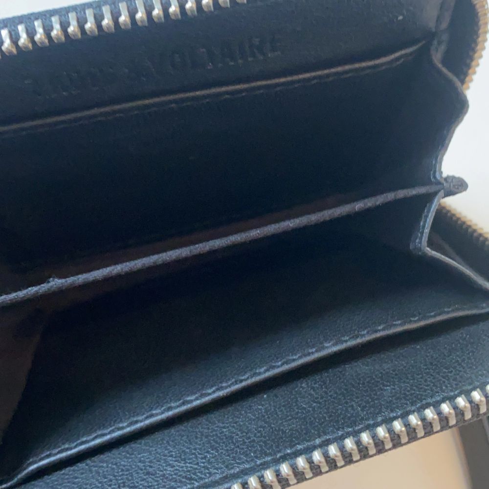 Säljer min jätte fina Zadig plånbok🥰inga slit märken och jätte fint skick,Väldigt användbar plånbok med massor av utrymmen❤️. Accessoarer.
