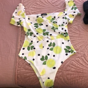 SHEIN - Otroligt söt shein body som är även bekväm vid knapparna🥳(Skriv för fler bilder, kunden står för frakten som summan varierar beroende på varans vikt) 