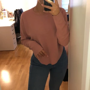 Tröja - Bik Bok - Skön och mjuk höst tröja i pastell rosa / lila. 🤩Köpt på bikbok ✨ (Skriv för fler bilder, kunden står för frakten som summan varierar beroende på varans vikt) 