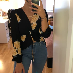 BLOMMIG BLUS - Otroligt fin blus som du kan har på olika sätt (se bilderna ovan) kan knytas bara vanligt rakt, kan knytas vid sidan eller bak🌼 (Skriv för fler bilder, kunden står för frakten som summan varierar beroende på varans vikt) 