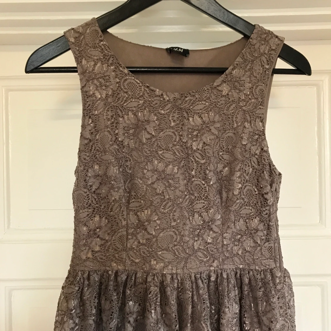 Spetsklänning i dämpad rosa