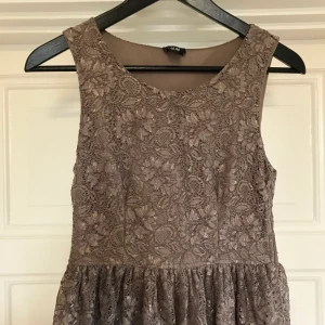 Spetsklänning i dämpad rosa - Jättesöt spetsklännig! I en dämpad rosa ton. Två lager - ett spetslager och en underkjol. Dold dragkedja på sidan. Så himla fin på! 🥰🌻