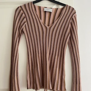 Supersnygg topp från Neo Noir ✨ - Jättefin finstickad topp från neo noir. Rosa, beige, brun randig med glitter. Knappt använd. Nypris: 600kr+ (minns ej exakt). Strl S. 💖