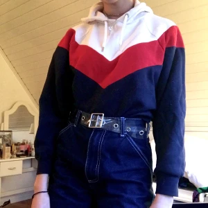 Huvtröja från Monki - Huvtröja från Monki. Stl. XS. Mjukt material på insidan. 39kr +frakt. :)