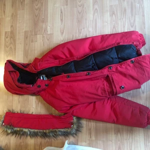 Röd vinterjacka storlek M - Använd en säsong, jag är 176 och väger 80 kg