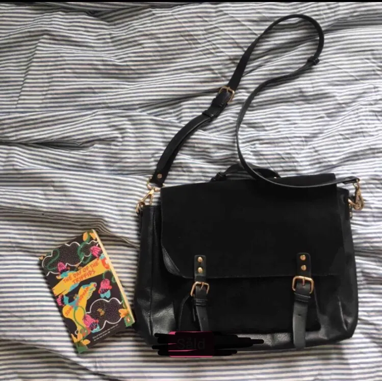 En fin svart väska från Urban outfitters köpt här på Plick. Säljer den då den inte riktigt var min stil!🥰. Väskor.