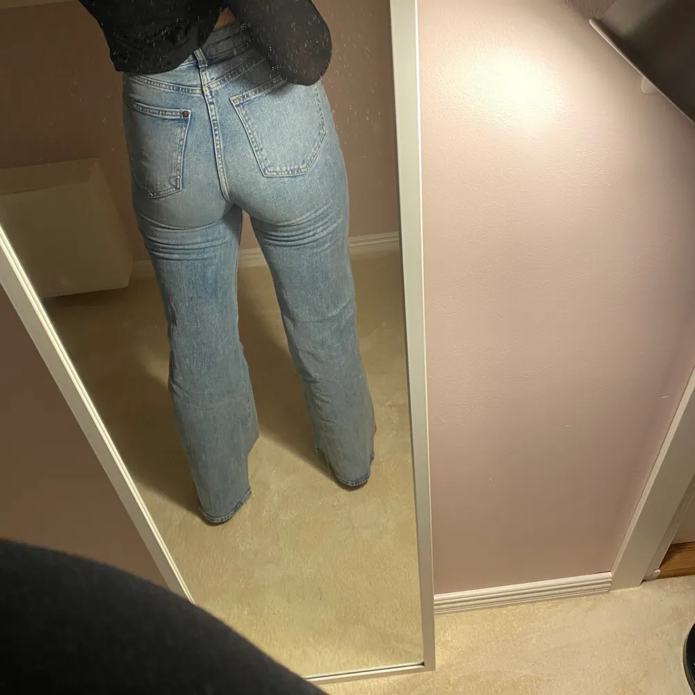 Såå snygga och bekväma jeans från H&M. Super trendiga också! 🤩 Köparen står för frakten, annars möts vi upp i Stockholm . Jeans & Byxor.