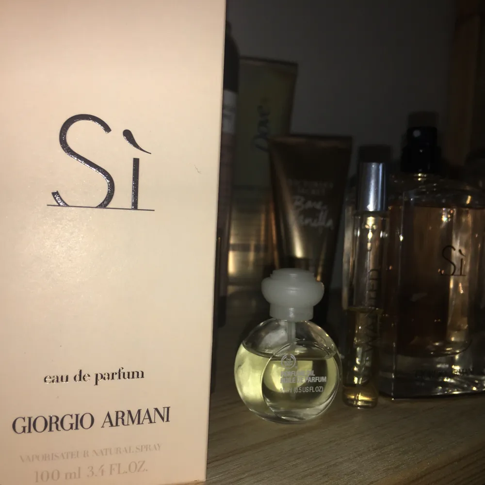 En förförisk hyllning till kvinnlig styrka och självsäkerhet. Eau de parfum-variant av den sensuella och eleganta doften Sì Intense från Armani. Svartvinbär, bergamott, freesia och dova chyprenoter ger ett kontrastrikt, tidlöst och feminint intryck. Köpt för 1400kr helt oandvänd, femenim fräsh doft och ett intryck av ”makt” tycker jag att den ger. 100ml , största varianten av si parfym.. Övrigt.