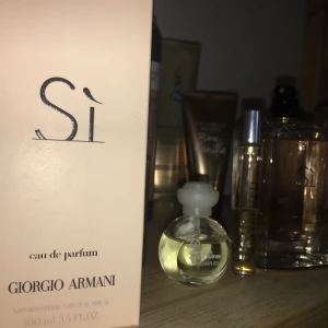 GIORGIO ARMANI Sì Intense Eau de Parfum 100ml - En förförisk hyllning till kvinnlig styrka och självsäkerhet. Eau de parfum-variant av den sensuella och eleganta doften Sì Intense från Armani. Svartvinbär, bergamott, freesia och dova chyprenoter ger ett kontrastrikt, tidlöst och feminint intryck. Köpt för 1400kr helt oandvänd, femenim fräsh doft och ett intryck av ”makt” tycker jag att den ger. 100ml , största varianten av si parfym.