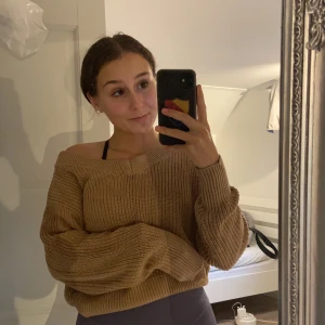 Gina stickad tröja - Tröja från Gina köpt förra året! Superskön men används inte längre! Fraktar ej, mötes upp i Stockholm! Nyskick i princip saknar endast prislapp. ❤️