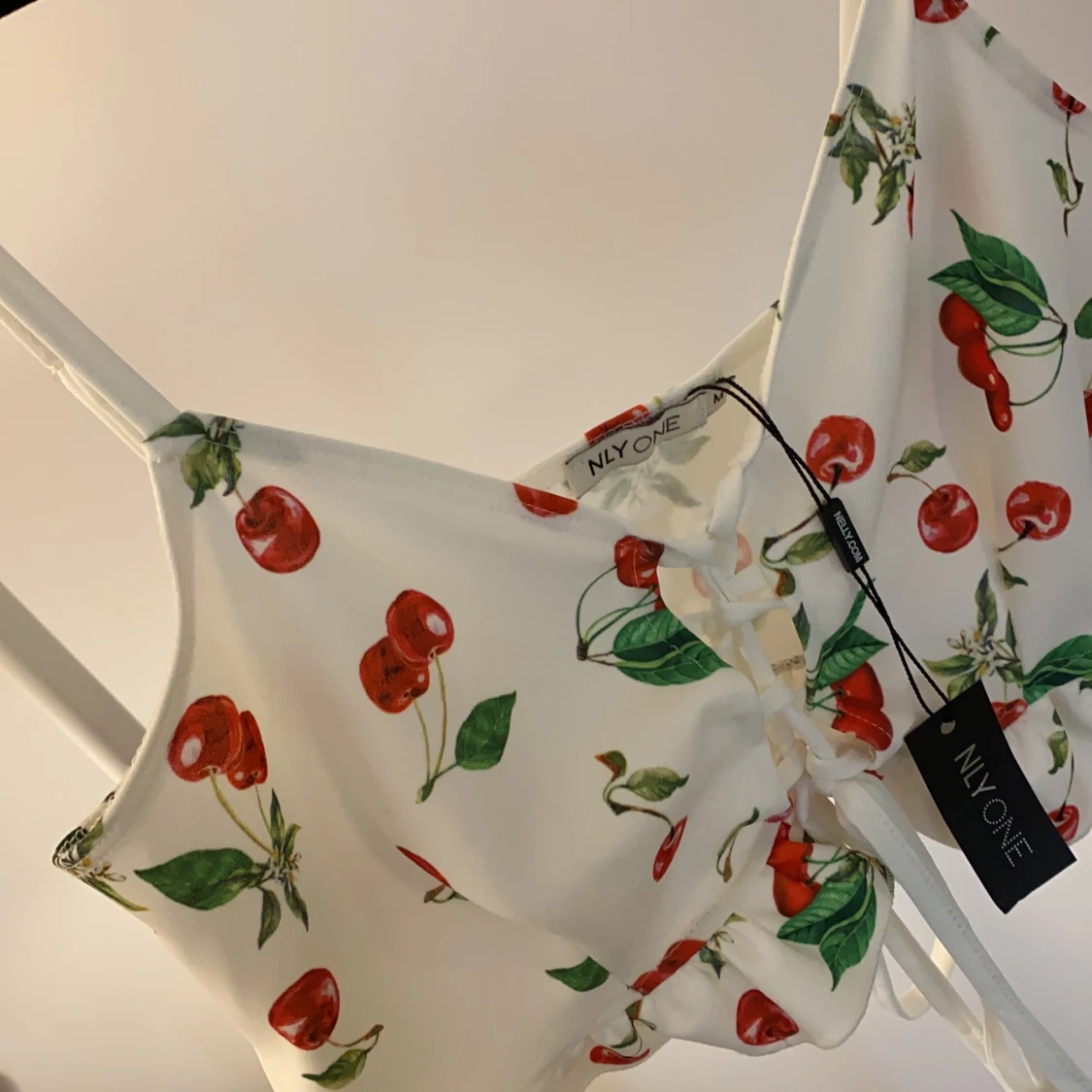 Lace upp cherry crop top - 91