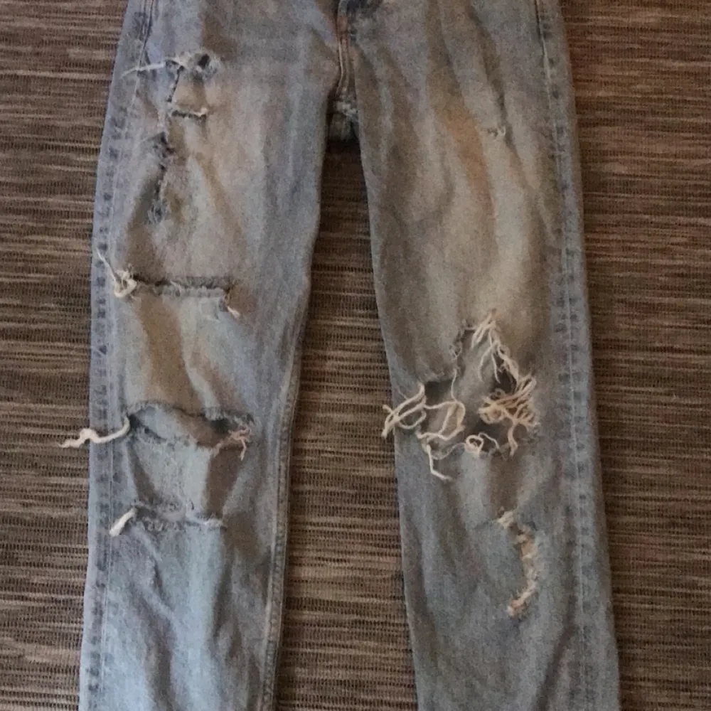 Håliga jeans från h&m, väldigt fina men tyvärr små för mig.. Jeans & Byxor.