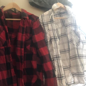 Flanellskjortor  - Två skjortor från Gina Tricot (Vita, storlek 34) och Pull and bear (röda, strl 36). En för 40 eller båda för 60kr :)