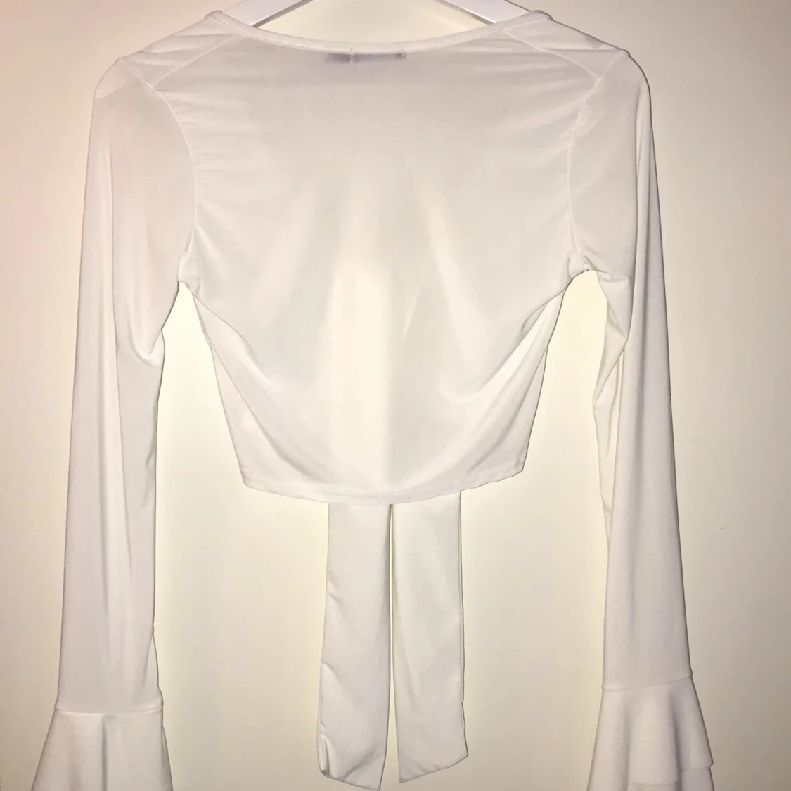 Vit topp/ blus med knytning  - 90