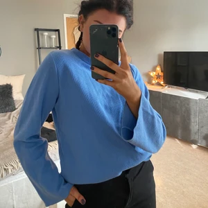 Ljusblå långärmad  - Ljusblå ribbad långärmad med vida ärmar från Gina Tricot i storlek S. Använda ett fåtal gånger. Buda i kommentarerna eller skriv till mig privat! Frakt tillkommer om mötas inte är möjligt!  