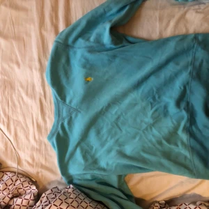 Collegetröja - En jätte snygg. College tröja i ljusblått med gult märke. Storleken är i barn. Men passar small till medium